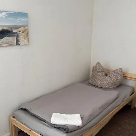 Wohlfuehlbasis Fuer Monteure Wlan Einzelbetten Parkplatz Smart Tv Ankommen Wohlfuehlen Ausspannen Apartment Halberstadt